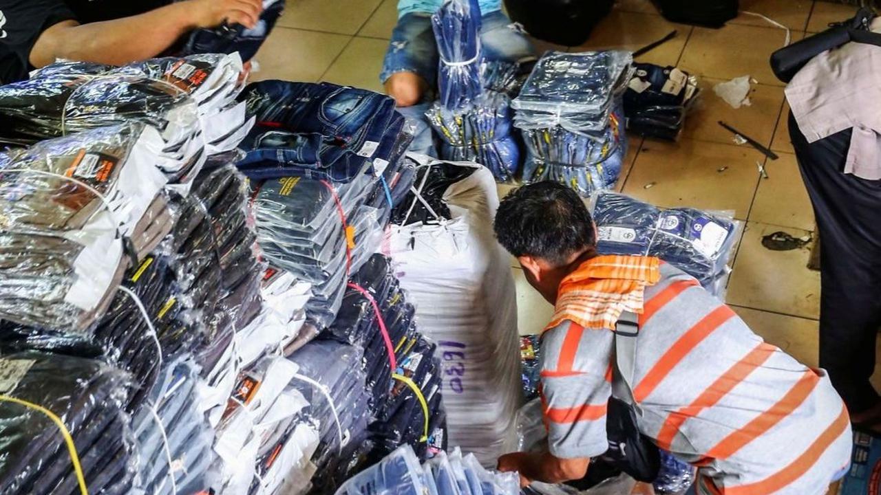 FOTO: Jelang Ramadan, Para Reseller Mulai Borong Baju Muslim di Pasar Grosir Jakarta