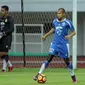 Bek Persib, Supardi (kanan) saat mengikuti latihan jelang laga perebutan tempat ketiga Piala Presiden 2017 di Stadion Pakansari, Kab Bogor, Jumat (10/3). Persib akan melawan Semen Padang, Sabtu (11/3). (Liputan6.com/Helmi Fithriansyah)