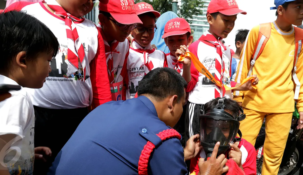 Acara tersebut digelar untuk memberikan pemahaman dan pengetahuan kepada murid-murid Madrasah agar siaga menghadapi bencana di sekitar mereka, Jakarta, Minggu (22/1).  (Liputan6.com/Johan Tallo)