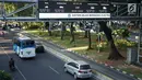 Kendaraan melintas di bawah mesin electronic road pricing (ERP) di Jalan Medan Merdeka Barat, Jakarta, Rabu (11/9/2019). Pemprov DKI menghapus anggaran APBD 2019 sebesar Rp40,9 miliar untuk jalan berbayar atau ERP setelah mendapatkan opini hukum dari Kejaksaan Agung. (Liputan6.com/Immanuel Antonius)