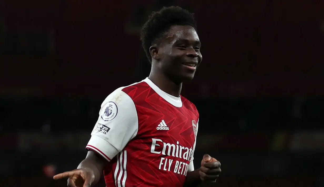Bukayo Saka. Pemain berusia 19 tahun yang bisa berposisi sebagai bek maupun sayap ini tampil dalam 46 laga bersama Arsenal musim lalu. Ia terpilih dalam skuat utama Inggris pada Euro 2020 lalu. Berbekal pengalaman tersebut, ia berpotensi tampil apik musim ini. (Foto: AFP/Pool/Catherine Ivill)