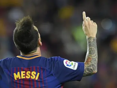 Bintang Barcelona, Lionel Messi, merayakan gol yang dicetaknya ke gawang Espanyol pada laga La Liga Spanyol di Stadion Camp Nou, Katalonia, Sabtu (9/9/2017). Barcelona menang 5-0 atas Espanyol. (AFP/Lluis Gene)