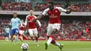 Striker Arsenal, Danny Wellbeck, berusaha membobol gawang Bournemouth pada laga Premier League di Stadion Emirates, London, Sabtu (9/9/2017). Arsenal menang 3-0 atas Bournemouth. (AFP/Ian Kington)