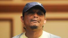 Asisten pelatih Arema Cronus, Kuncoro, tertidur saat Arema mengadakan pawai juara Torabika Bhayangkara Cup 2016. Hal itu membuat para pemain Arema tertawa terbahak-bahak.