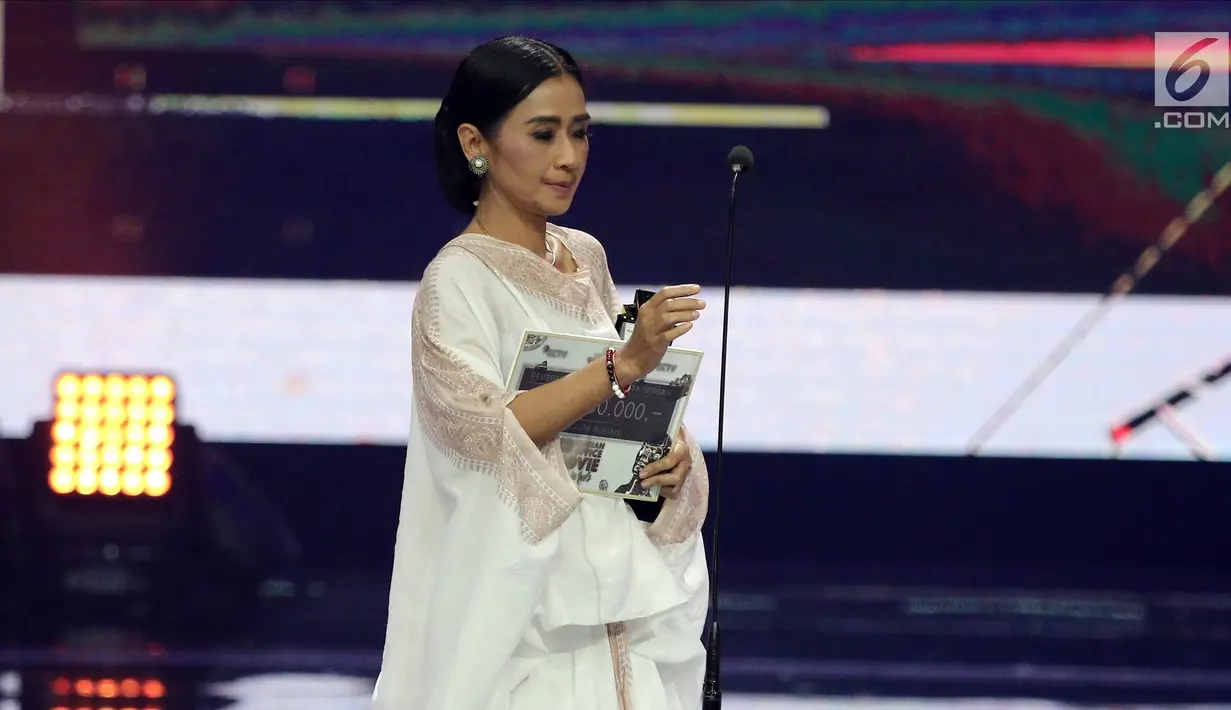 Aktris Ayu Laksmi bersiap memberi sambutan usai menerima penghargaan dalam acara IBOMA 2018 di STUDIO 6 EMTEK CITY, Jakarta, Jumat (23/3/2018). Ayu menggondol penghargaan pada kategori pemeran pendukung wanita terbaik. (Liputan6.com/Herman Zakharia)