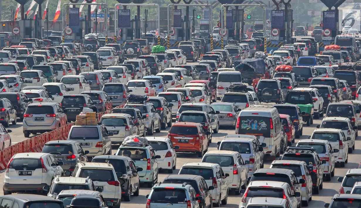 Mobil pemudik memadati Gerbang Tol (GT) Cikopo Palimanan (Cipali) Cirebon, Jawa Barat, Sabtu (1/6/2019). Memasuki H-4 Lebaran, kepadatan terjadi di ruas Tol Cipali di Km 73 sampai dengan Km 78 dan kenaikan volume kendaraan naik 12 persen dibanding tahun lalu. (Liputan6.com/Herman Zakharia)