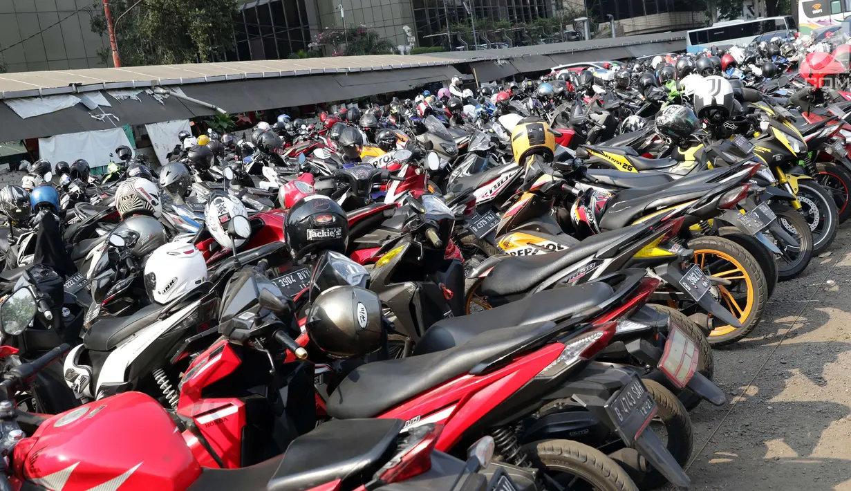 Deretan motor terparkir di area Park and Ride di Jalan MH Thamrin, Jakarta, Jumat (30/8/2019). Pemerintah Provinsi DKI Jakarta berencana mengubah peruntukan area park and ride menjadi pusat kuliner. (Liputan6.com/Helmi Fithriansyah)