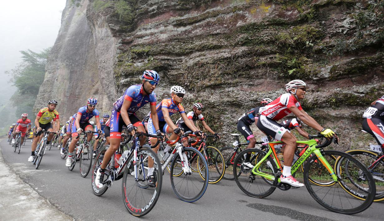 Para pebalap selepas start di Lembah Harau dalam Etape 5 Tour de Singkarak 2015 antara Lembah Harau-Payakumbuh, Rabu (7/10/2015). (Bola.com/Arief Bagus)
