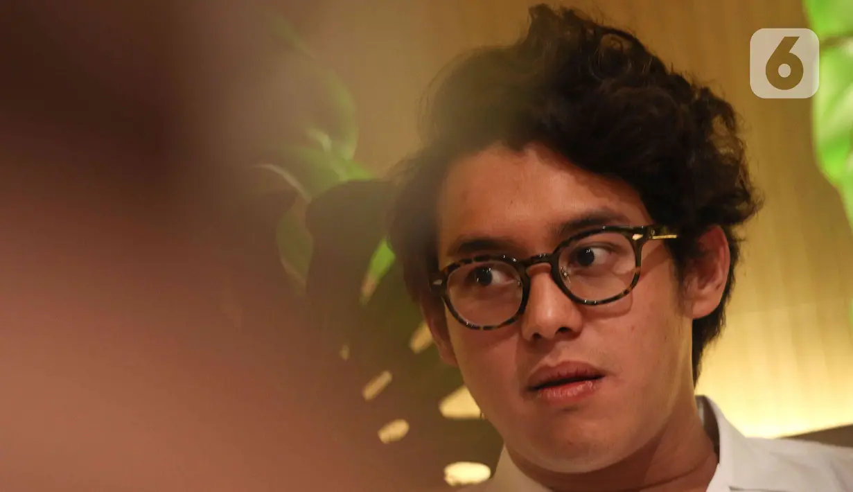 Penyanyi Ardhito Pramono memberikan keteranangan saat rilis album perdana Wijayakusuma di kawasan Senopati, Jakarta, Rabu (13/7/2022). Ardhito Pramono merilis album full perdana yang diberi nama Wijayakusuma. (Liputan6.com/Herman Zakharia)
