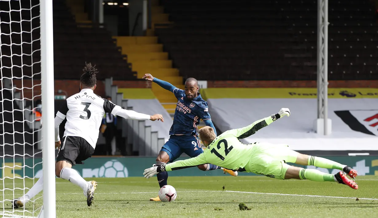 Penyerang Arsenal, Alexandre Lacazette, berusaha mencetak gol ke gawang Fulham pada laga Liga Inggris di Craven Cottage, London, Sabtu (12/9/2020) malam WIB. Arsenal menang 3-0 atas Fulham. (Paul Childs/Pool via AP)