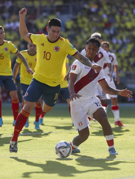 Gelandang Kolombia James Rodriguez berebut bola dengan gelandang Peru Renato Tapia pada lanjutan fase grup kualifikasi Piala Dunia 2022 zona Amerika Selatan, di Estadio Metropolitano Roberto Meléndez, Sabtu (29/1/2022) dini hari WIB. Peru menang 1-0. (Daniel MUNOZ / AFP)
