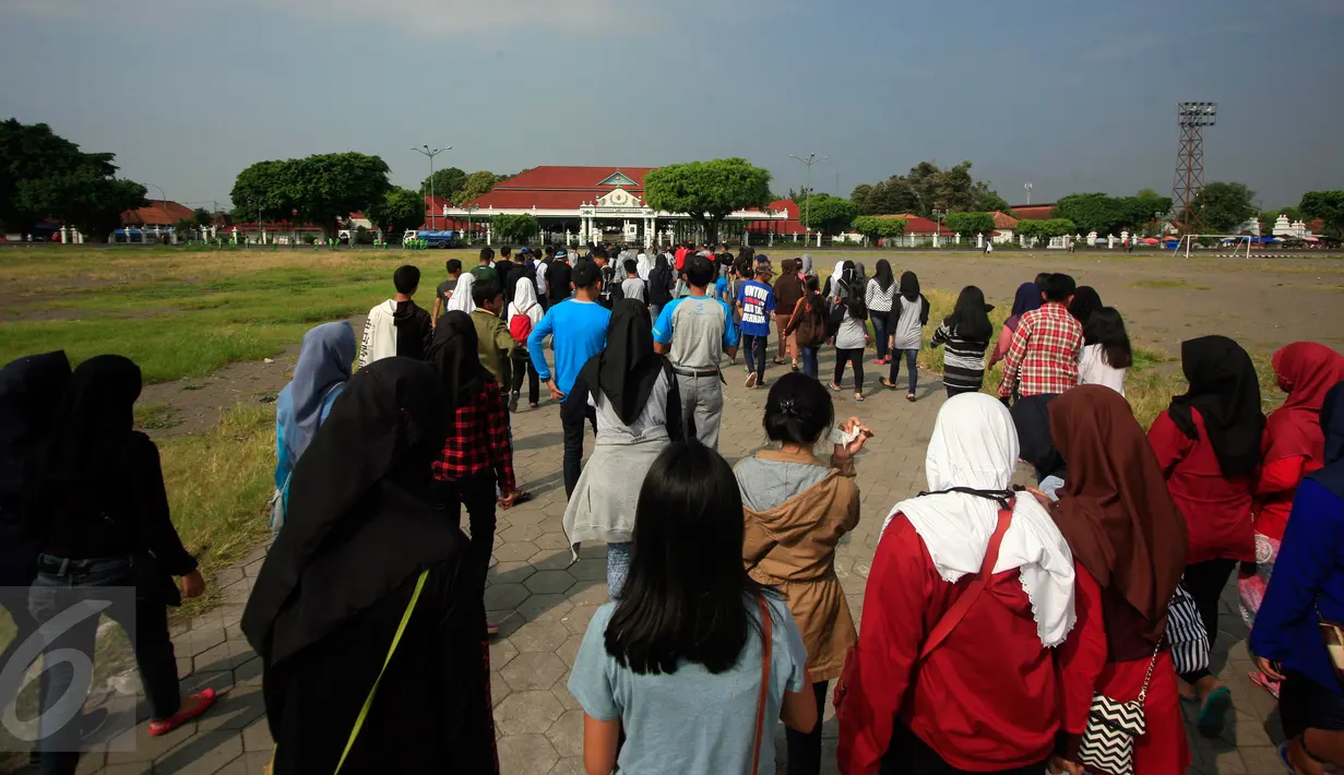 Pengunjung memadati Kraton Yogyakarta, Rabu (25/5). Para wisatawan banyak memanfaatkan waktu untuk berwisata bersama keluarga pada liburan pasca pelaksanaan Ujian Nasional (UN). (Liputan6.com/Boy Harjanto)