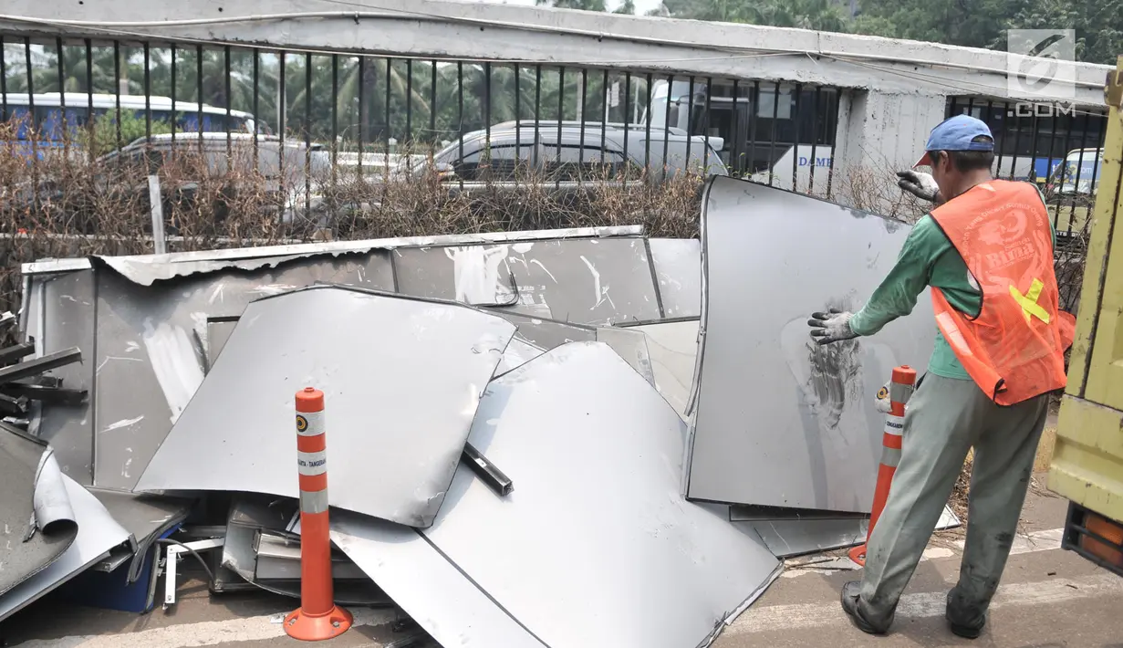 Petugas membongkar puing-puing fasilitas yang hangus terbakar di Gerbang Tol Pejompongan, Jakarta, Rabu (25/9/2019). Aksi demonstrasi menolak RKHUP yang berujung kerusuhan antara pendemo dan polisi menyebabkan Gerbang Tol Pejompongan hangus dibakar massa. (merdeka.com/Iqbal S. Nugroho)