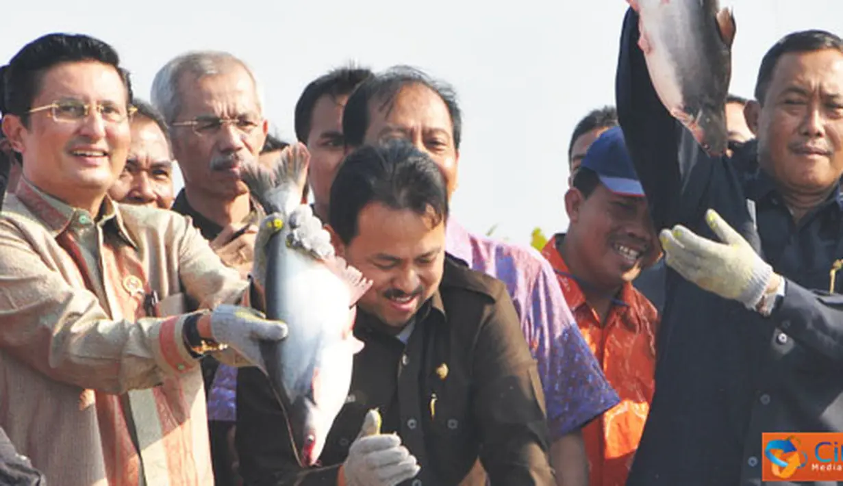 Citizen6, Banjar: Menteri Kelautan dan Perikanan Fadel Muhammad melakukan Safari Minapolitan Ramadan 1432 H, di desa Cindai Alus, Kecamatan Martapura, Kabupaten Banjar, Kalimantan Selatan, Kamis (18/8). (Pengirim: Efrimal Bahri) 