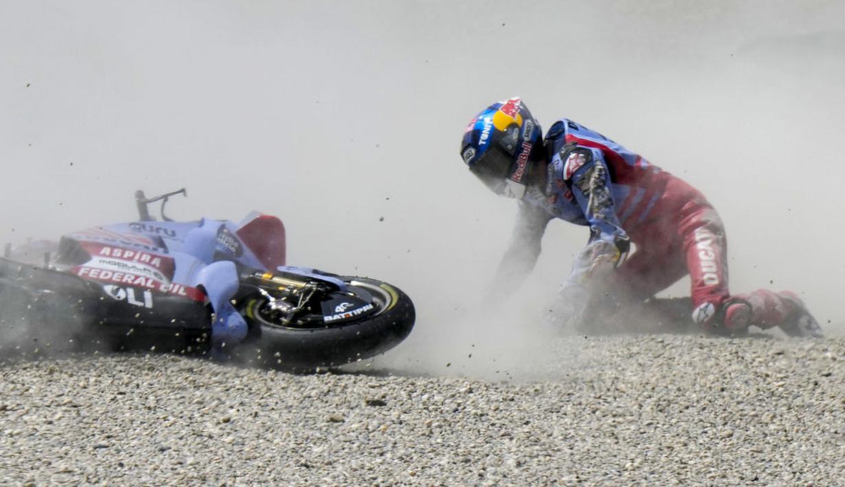 Pembalap Gresini Racing, Alex Marquez, terjatuh saat balapan MotoGP Italia di Sirkuit Mugello, Minggu (11/06/2023). Alex terjatuh di tikungan kedua ketika balapan masih menyisakan sembilan lap lagi. (AP Photo/Luca Bruno)