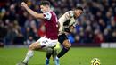 Penyerang Manchester United, Anthony Martial, berebut bola dengan pemain Burnley, James Tarkowski, pada laga Premier League di Stadion Turf Moor, Sabtu (28/12). Burnley takluk 0-2 dari Manchester United. (AP/Martin Rickett)