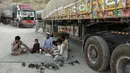 “Pakistan tidak bisa menerima pembangunan bangunan apa pun yang dilakukan (pemerintah Afghanistan) di dalam wilayahnya karena melanggar kedaulatannya,” kata Juru Bicara Kementerian Luar Negeri Pakistan Mumtaz Zahra Baloch, Senin (11/9). (Abdul MAJEED/AFP)