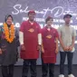 Mensos Tri Rismaharini bersama karyawan Disabilitas di Krisna Oleh-oleh Blangsinga, Gianyar, Bali dan Ajik Krisna (Ujung kanan) . (Istimewa/M Kadafi)