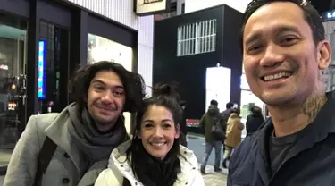 Aktor Tora Sudiro berfoto bersama istrinya, Mieke Amalia dan Reza Rahadian saat liburan di Jepang. Dalam liburannya, Tora bersama keluarga tak sengaja bertemu aktor Reza Rahadian di Jepang. (instagram.com/t_orasudi_ro)