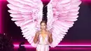 Gigi Hadid muncul sebagai pembuka. Ibu Khai itu tampil memukau bergaya ala soft-girl. 
Ia mengenakan lingerie sutra berwarna pink, sepatu hak bertali warna perak, dan sayap warna pink yang besar. [@runway.dolls]
