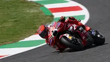 Pembalap MotoGP Spanyol dari Tim Ducati Lenovo, Marc Marquez, mengendalikan motornya selama sesi latihan kedua menjelang Grand Prix MotoGP Italia di sirkuit Mugello, di Mugello, dekat Florence, pada 29 Mei 2026. (Andreas SOLARO/AFP)