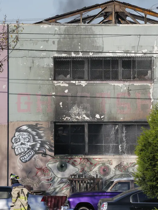 Kondisi sebuah kelab malam yang mengalami kebakaran hebat di Oakland, California, Sabtu (3/12). Diperkirakan ada 50 hingga 100 orang yang berada di dalam bangunan saat kebakaran tersebut terjadi. (Elijah Nouvelage/GETTY IMAGES NORTH AMERICA/AFP)