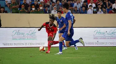 Pemain Timnas Indonesia U-23 Ronaldo Kwateh (kiri) menggiring bola melewati para pemain Timnas Thailand U-23 pada pertandingan semifinal SEA Games 2021 di Thien Truong Stadium, Vietnam, Kamis (19/5/2022). Timnas Indonesia U-23 kalah 0-1. (Dok. PSSI)