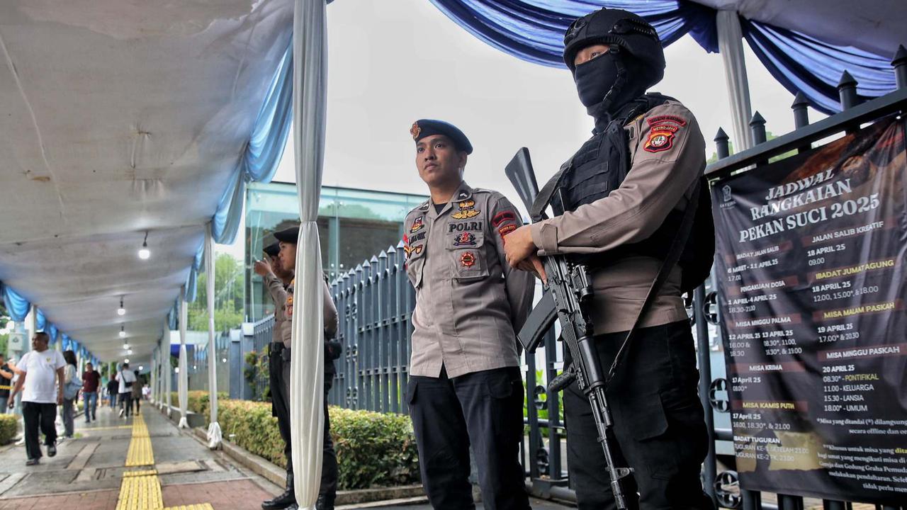 FOTO: Tri Hari Suci Paskah, Ratusan Polisi Perketat Keamanan Gereja Katedral Jakarta