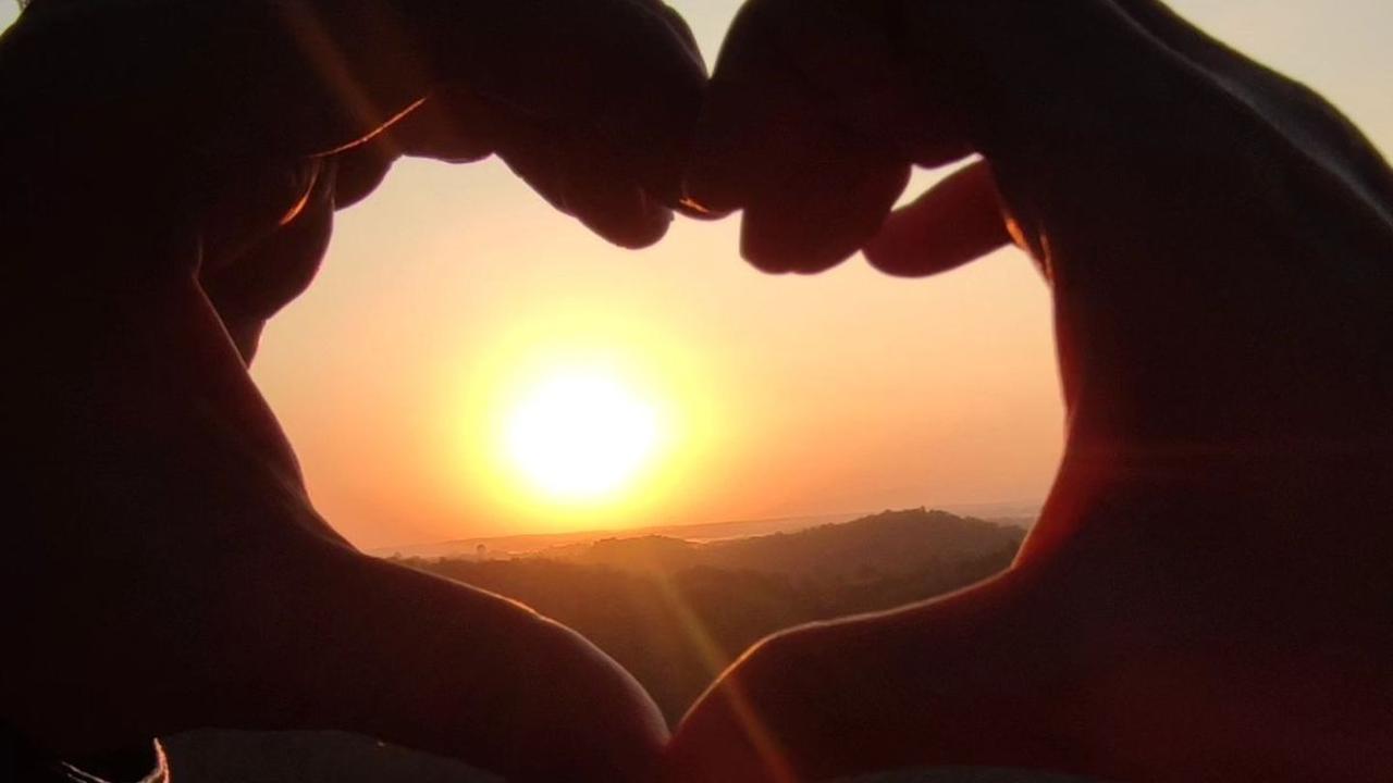 Bersamaan dengan unggahan tersebut, Della menuliskan kalimat romantis untuk sang suami. Diketahui keduanya menikah pada 11 Mei 2023 lalu.