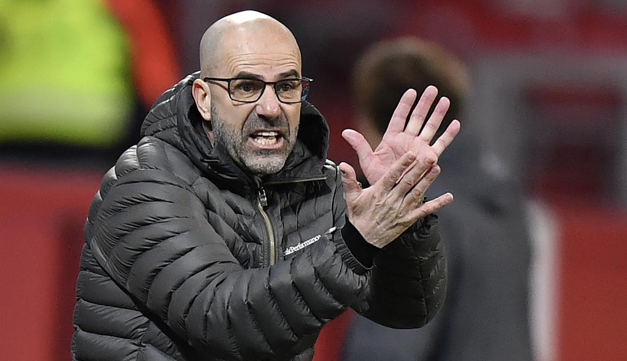 Pelatih Bayer Leverkusen, Peter Bosz, memberikan arahan kepada pemainnya saat menghadapi Borussia Dortmund pada laga lanjutan Liga Jerman di BayArena Stadium, Rabu (20/1/2021). Bayer Leverkusen menang 2-1 atas Borussia Dortmund. (AFP/Martin Meissner/pool)