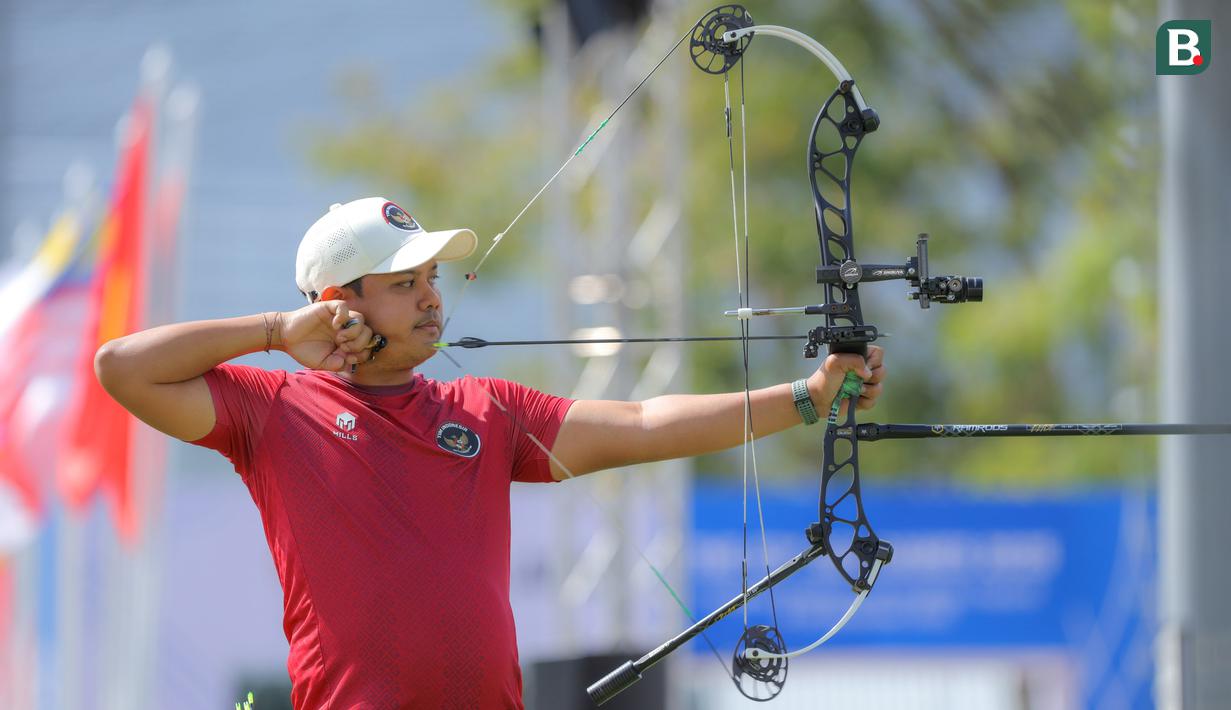 Prima Wisnu Wardhana beraksi saat berlaga pada nomor mixed team compound SEA Games 2025 di kompleks Sports Authority of Thailand (SAT), Bangkok, Kamis (18/12/2025). (Bola.com/Bagaskara Lazuardi)