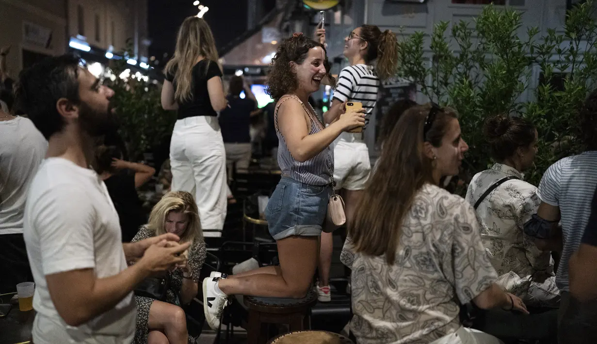 Fans tim Prancis bereaksi selama pertandingan grup F kejuaraan sepak bola Euro 2020 antara Prancis dan Jerman, saat menontonnya di layar televisi di Marseille, Prancis selatan, Selasa (15/6/2021). (AP Photo/Daniel Cole)