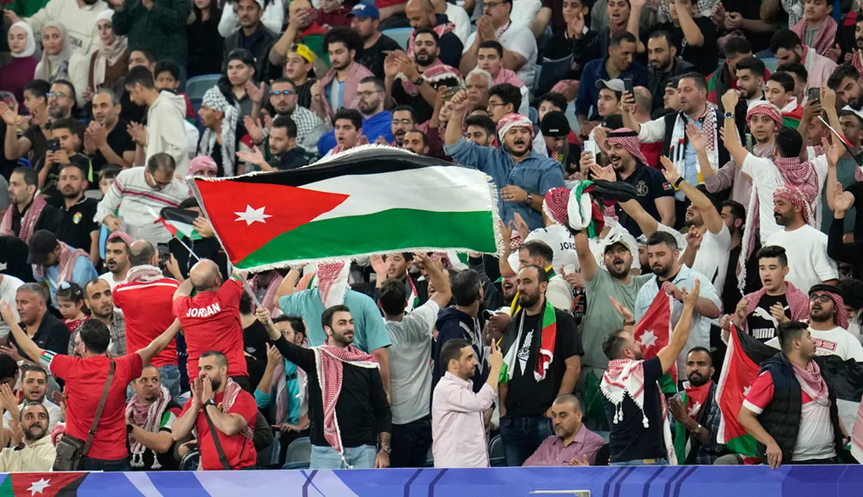 Suporter Yordania bersorak untuk timnya saat pertandingan sepak bola Grup E Piala Asia antara Malaysia dan Yordania di Stadion Al Janoub, Al Wakrah, Qatar, Senin (15/1/2024). (AP Photo/Aijaz Rahi)