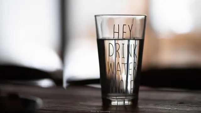 ilustrasi mengonsumsi air putih/pexels