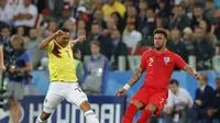 Pemain Inggris, Kyle Walker (kanan), saat berduel dengan pemain Kolombia, Carlos Bacca (kiri)