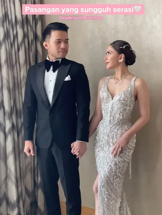 Acara pernikahan Jessica Mila dan Yakup Hasibuan belum selesai. Malam ini, rangkaian acara ditutup dengan resepsi yang diselenggarakan di Raffles Hotel Jakarta. Foto: Instagram/Bridestory.
