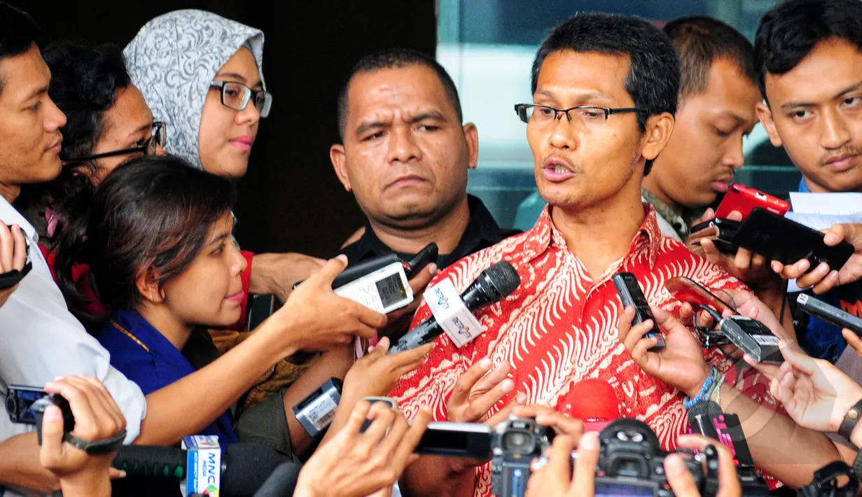 Koordinator Divisi Monitoring Pelayanan Publik ICW, Febri Hendri menjawab pertanyaan wartawan di KPK, Jakarta, Kamis (26/3/2015). ICW melapor ke KPK terkait dugaan korupsi penggunaan APBD pada tahun 2014. (Liputan6.com/Yoppy Renato)