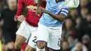 Gelandang Manchester City, Fernandinho berusaha membawa bola dari kawalan penyerang Manchester United, Mason Greenwood pada pertandingan leg pertama semifinal Piala Liga Inggris di Old Trafford (7/1/2020). City menang 3-1 atas MU. (AP Photo / Jon Super)