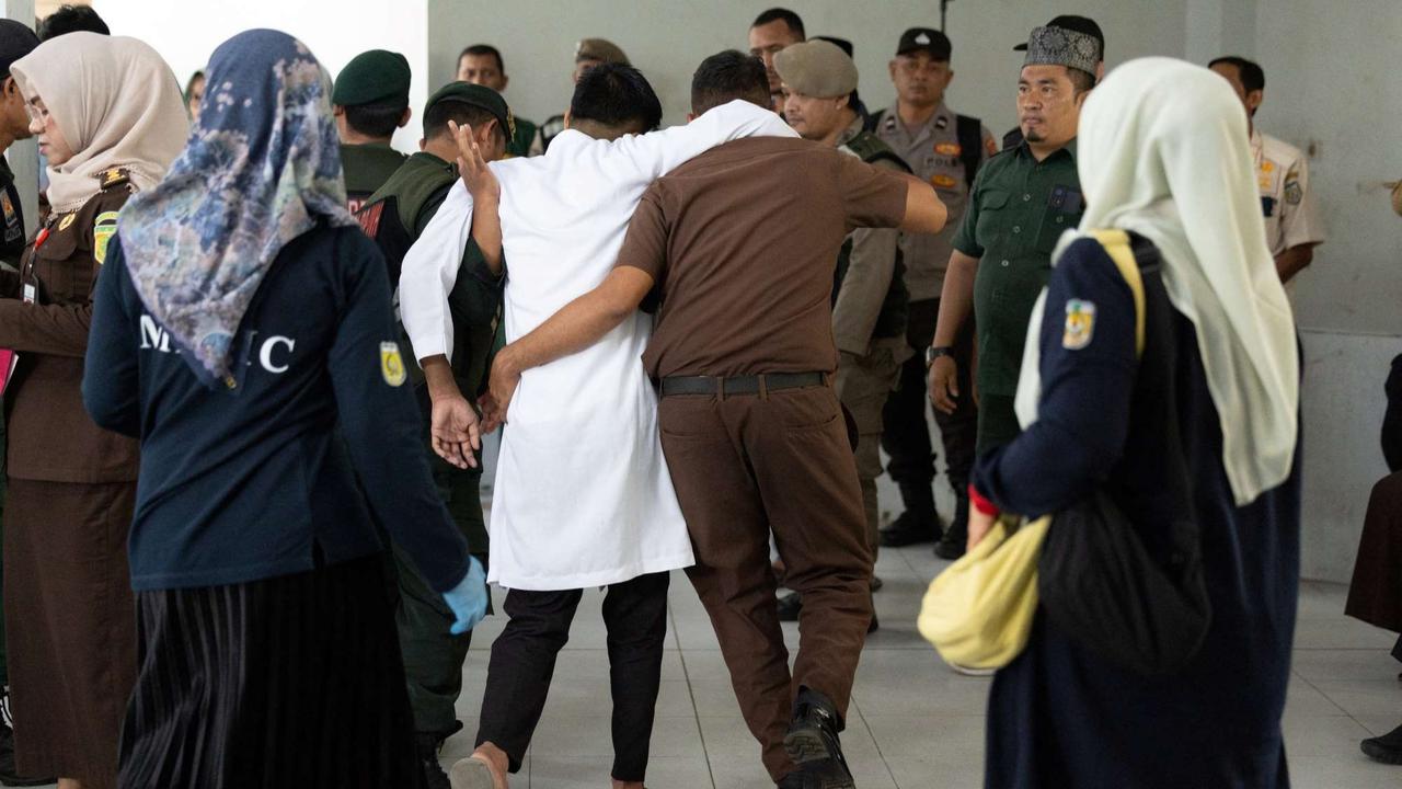 Eksekusi hukuman cambuk terhadap pasangan gay di Aceh