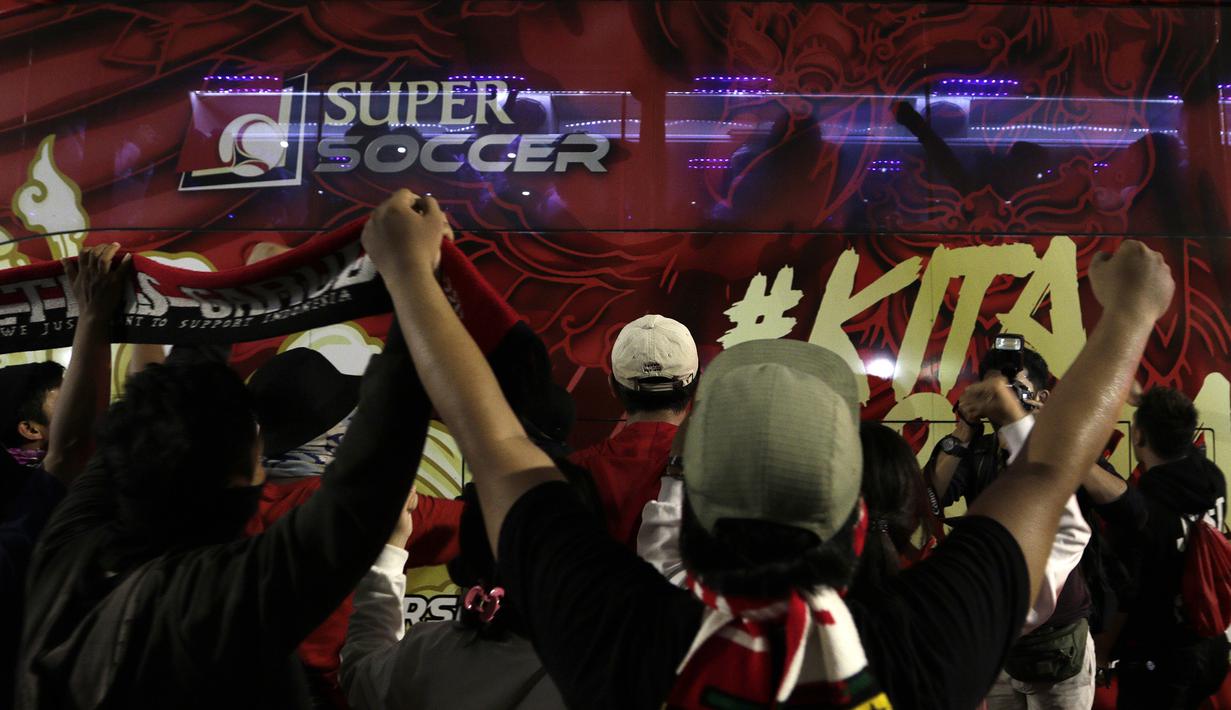 Suporter menyambut kedatangan Timnas Indonesia usai menjadi juara Piala AFF U-22 2019 saat tiba di Bandara Soetta, Tanggerang, Rabu (27/2). Timnas Indonesia mendapatkan bonus sebesar 2,1 milliar rupiah dari Kemenpora. (Bola.com/Yoppy Renato)