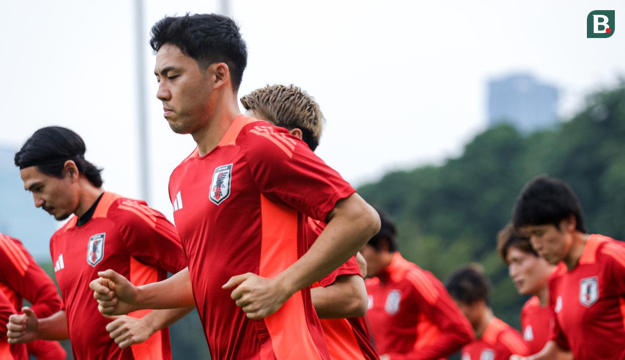 <p>Pemain Timnas Jepang, Wataru Endo melakukan pemanasan saat sesi latihan menjelang laga lanjutan putaran ketiga Kualifikasi Piala Dunia 2026 melawan Timnas Indonesia yang berlangsung di Lapangan A, Kompleks Stadion Utama Gelora Bung Karno (SUGBK), Senayan, Jakarta, Rabu (13/11/2024). (Bola.com/Bagaskara Lazuardi)</p>