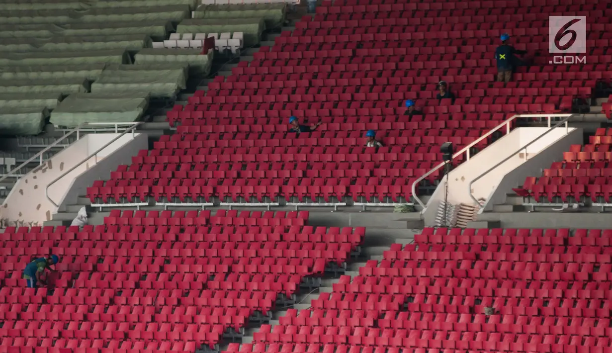 Sejumlah pekerja memasang kursi penonton di Stadion Utama Gelora Bung Karno di Senayan, Jakarta, Selasa (23/5). Pekerjaan penataan kawasan GBK dibagi menjadi dua paket pekerjaan, yakni paket zona 1 dan zona 2. (Liputan6.com/Gempur M. Surya)