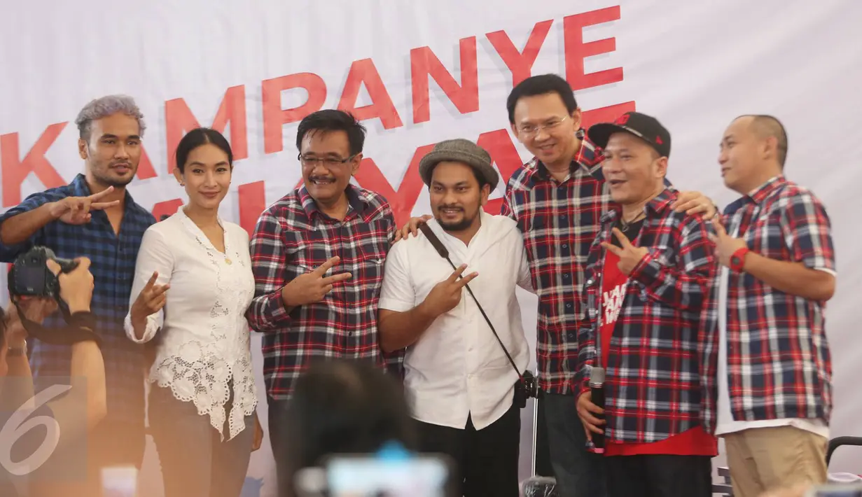 Cagub Basuki T Purnama dan Cawagub DKI Jakarta Djarot Saiful Hidayat berfoto bersama musisi dan artis yang hadir dalam acara kampanye rakyat di Rumah Lembang, Menteng, Jakarta Pusat, Senin (28/11). (Liputan6.com/Immanuel Antonius)