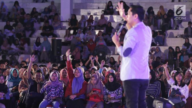 Creativepreneur yang juga aktor Dude Harlino menyapa peserta Emtek Goes To Campus (EGTC) 2018 di Universitas Muhammadiyah Malang, Rabu (26/9). Dude memberikan tips dan trik menjadi wirausahawan sukses. (Liputan6.com/JohanTallo)