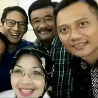 Kekompakan cagub dan cawagub DKI tak hanya difoto, mereka bahkan akan membuat grup WhatsApp bersama.