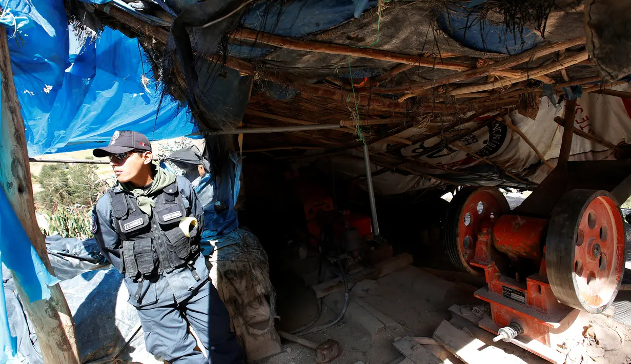 Polisi Peru saat berjaga di kamp pertambangan emas ilegal di Salpo, Pegunungan Andes, La Libertad (25/5). Aksi ini untuk memberantas penambang-penambang emas ilegal yang masih menyebar di sekitar Pegunungan Andes. (REUTERS / Mariana Bazo)