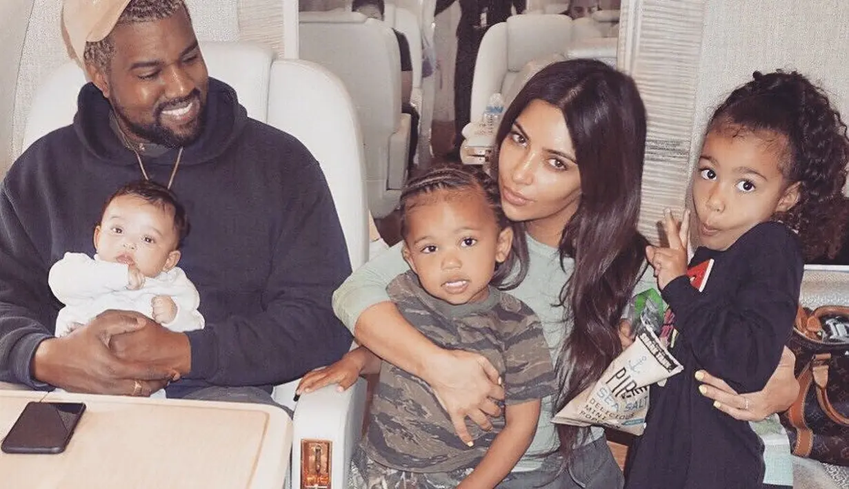 Penulis Selfish ini mengatakan bahwa hal terindah menjadi ibu adalah ketika North, Saint, dan Chicago mengatakan cinta padanya. (instagram/kimkardashian)