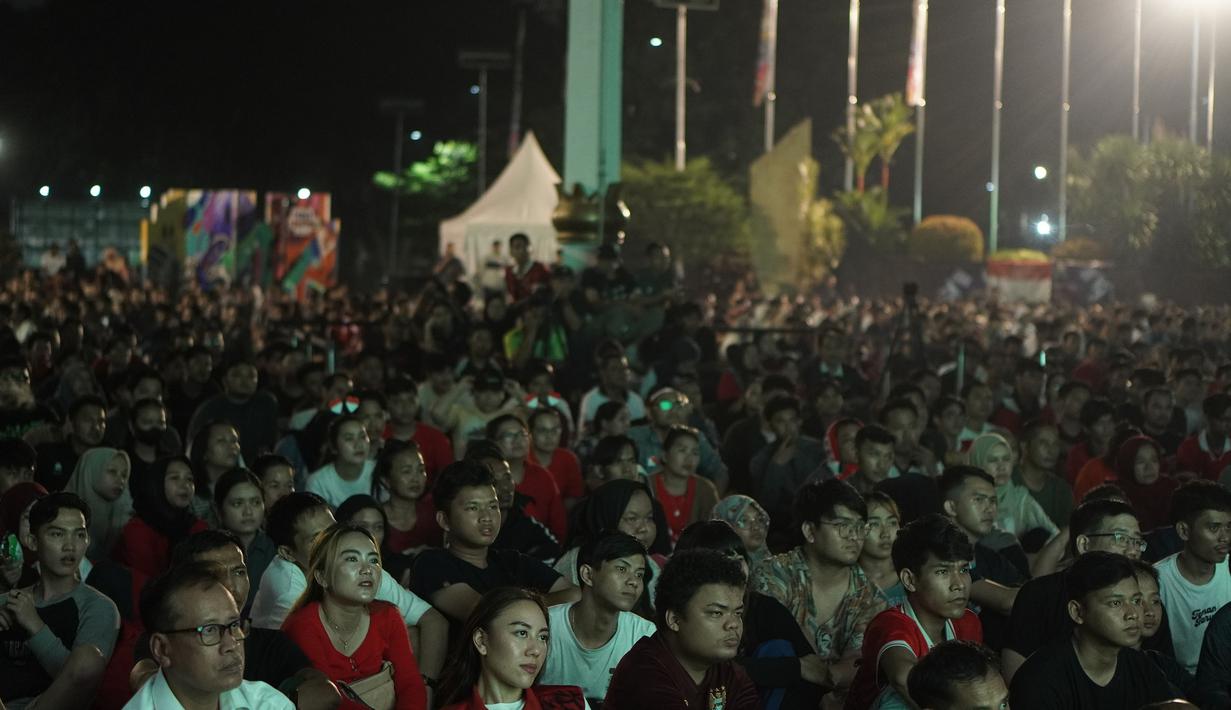 Wajah tegang para suporter Indonesia saat acara nonton bareng laga perebutan tempat ketiga Piala Asia U-23 2024 antara Timnas Indonesia U-23 menghadapi Irak di Plaza Kemenpora, Senayan, Jakarta Pusat, Kamis (2/5/2024) malam WIB. (Bola.com/Afi)