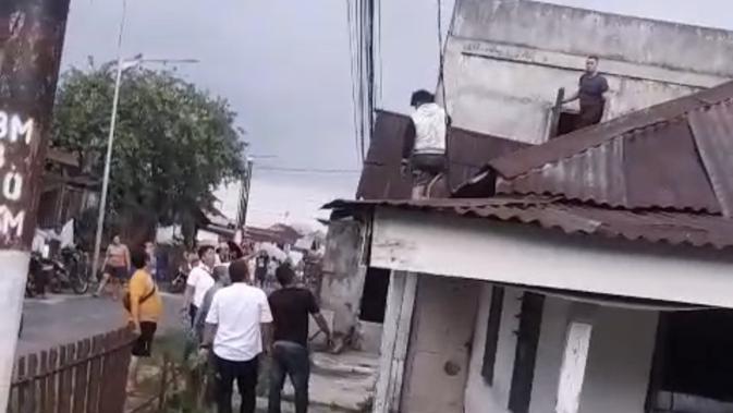 Aksi Spiderman Gadungan Berakhir! Maling Rumah Kosong Ditangkap Dramatis di Atap