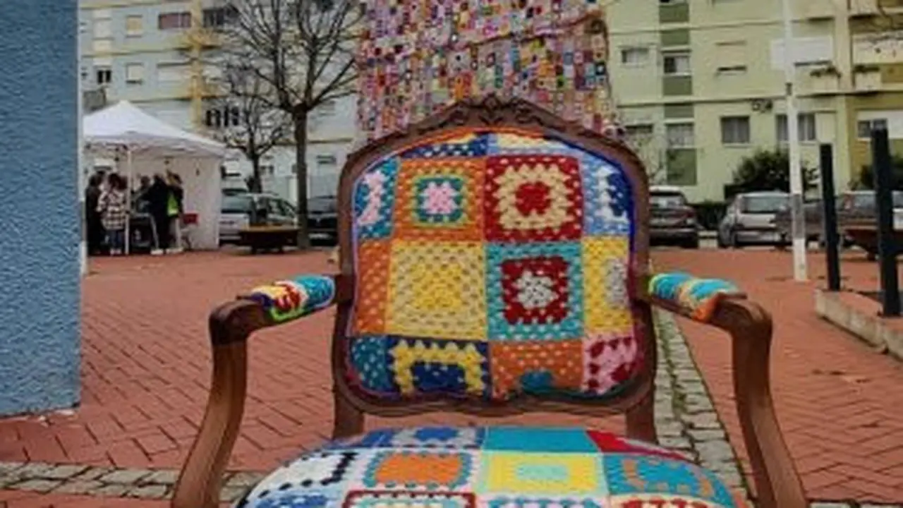 Pohon Natal terbesar dari rajutan di Portugal. (The Associação de Moradores Unidos da Apelação/Facebook)